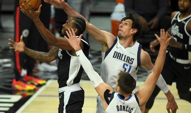  东契奇超远三分绝杀独行侠险胜快船队