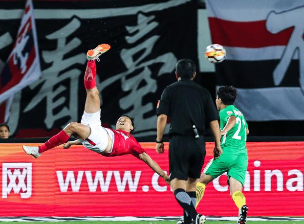  斯图加特新援处子秀完美，帽子戏法助球队走出连败阴影  